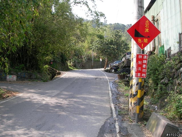 觀音山中直路陡坡白天實景照片