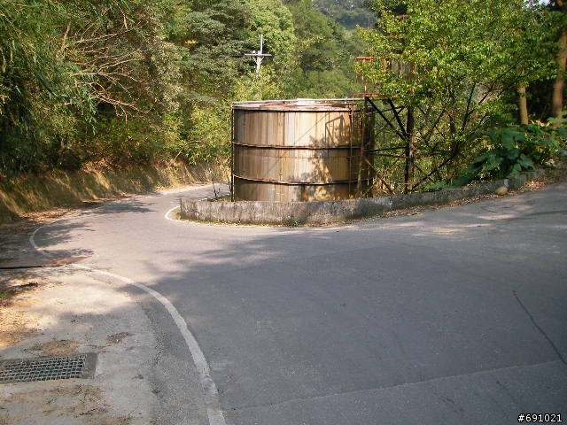 觀音山中直路陡坡白天實景照片