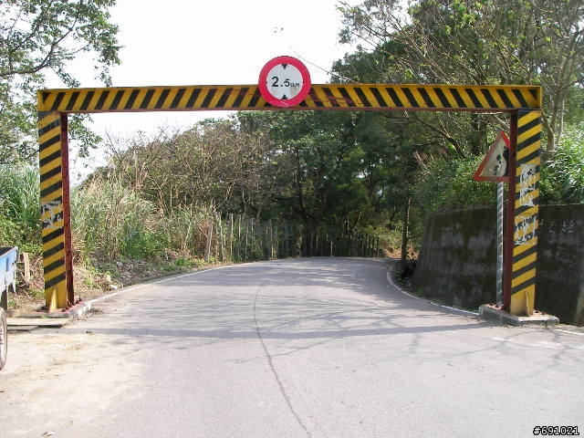 觀音山中直路陡坡白天實景照片