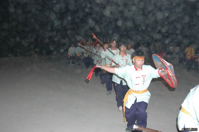 夜間打閃光燈，卻換來滿天雪花的照片，是沙塵暴的原因嗎？