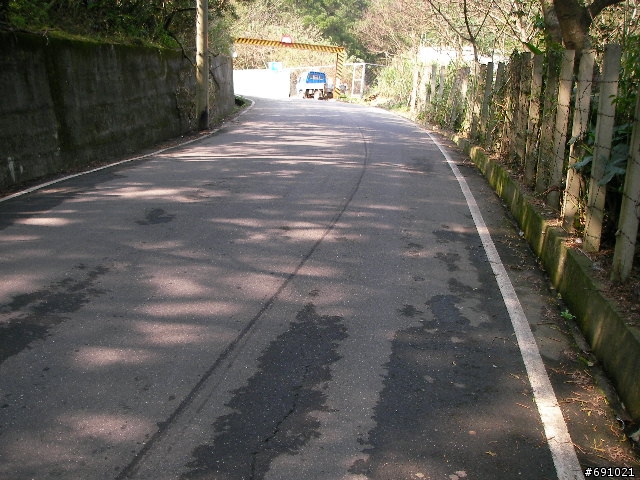 觀音山中直路陡坡白天實景照片