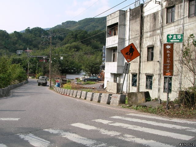觀音山中直路陡坡白天實景照片
