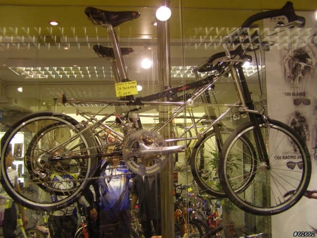 包仔遊香江~逛車店!