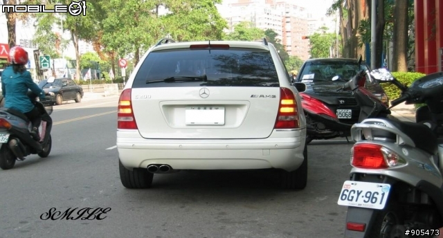 白色的C32 AMG Wagon
