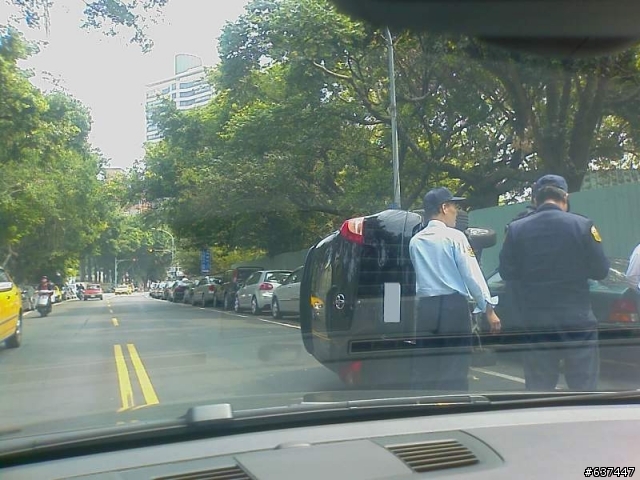 剛才回家途中看到的小黑'翻'Y(Yaris)