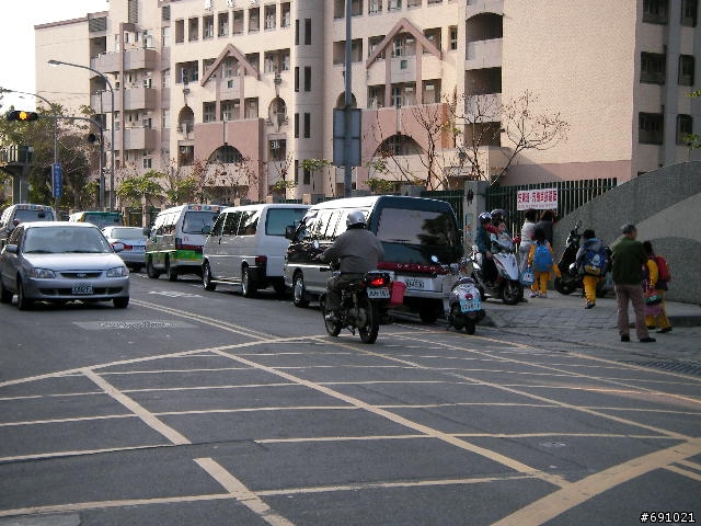 觀音山中直路陡坡白天實景照片