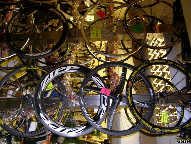 包仔遊香江~逛車店!