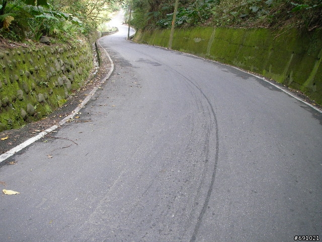 觀音山中直路陡坡白天實景照片