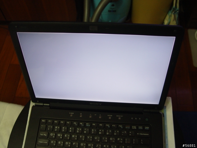 [請益]今天收到VAIO CR35T，不過這樣螢幕的漏光是正常的嗎?