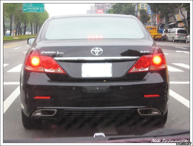 黑色NEW CAMRY 2.4改LEXUS LS 460的排氣尾飾管～不錯看喔