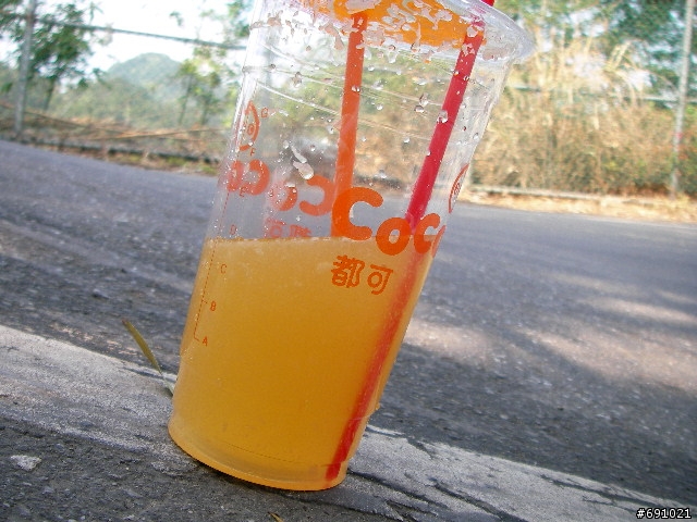 觀音山中直路陡坡白天實景照片