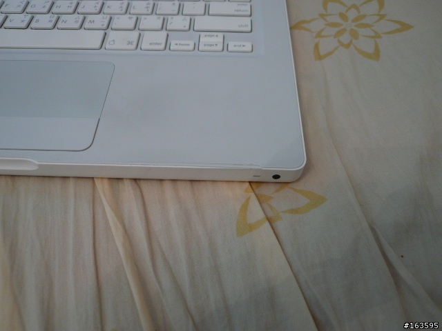 用了半年的macbook，奇怪的破裂方式