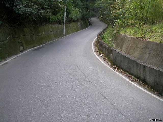 觀音山中直路陡坡白天實景照片