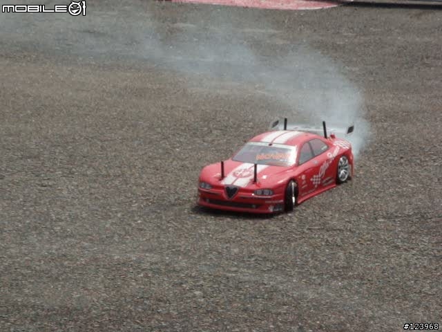遙控車甩尾...還冒煙喔!