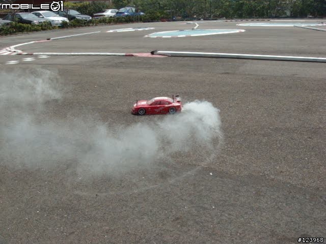遙控車甩尾...還冒煙喔!