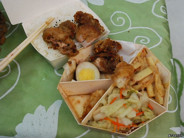 哈)))))) 飯!! 買了100元的便當,和著眼淚吃下去~