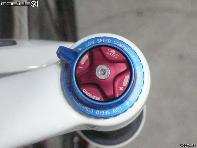 [分享]低調的華麗BMC team elite 02 年度心得報告 AND 08"FOX F100 RLC AND 08"XTR CARBON 後變
