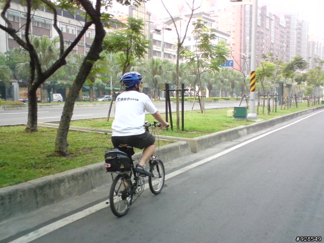 騎單車為什麼要靠左騎???