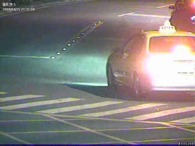 [憤怒] 我在內灣賞螢步道被打了!!!能否請大家幫忙找出車型跟車牌?