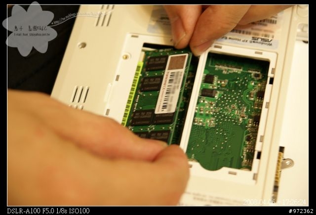 [開箱文] WindowsXP版的EeePC - 裝 RAM 篇
