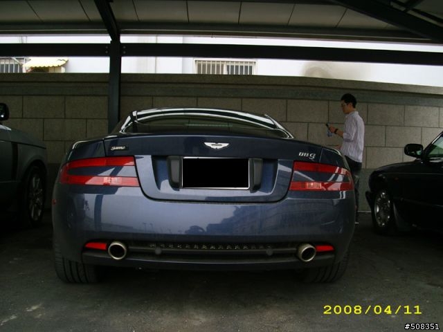 參觀彰化某工廠看見 Aston Martin DB9