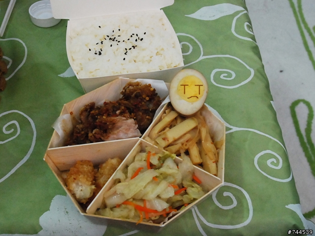 哈)))))) 飯!! 買了100元的便當,和著眼淚吃下去~
