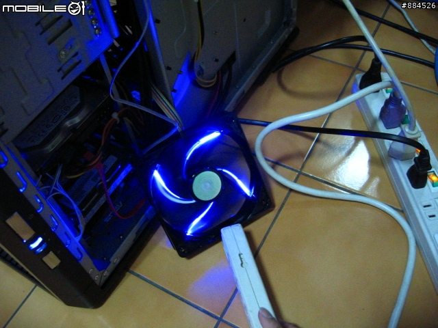 酷媽鐮刀風扇-會發電捏