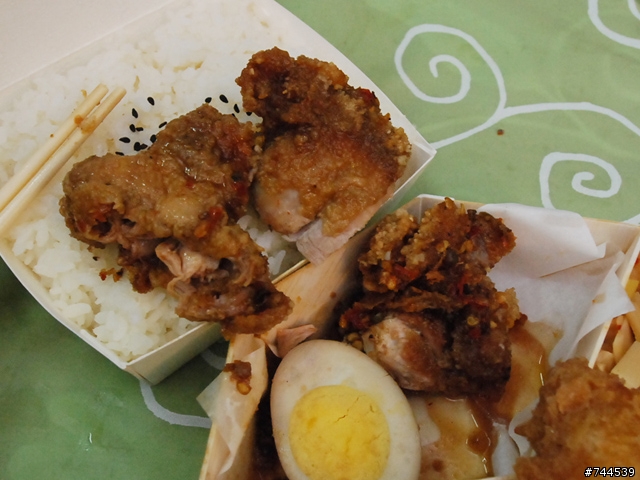 哈)))))) 飯!! 買了100元的便當,和著眼淚吃下去~