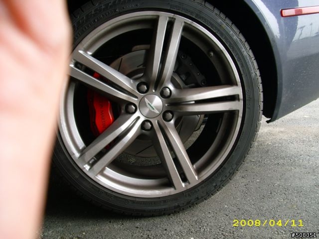參觀彰化某工廠看見 Aston Martin DB9