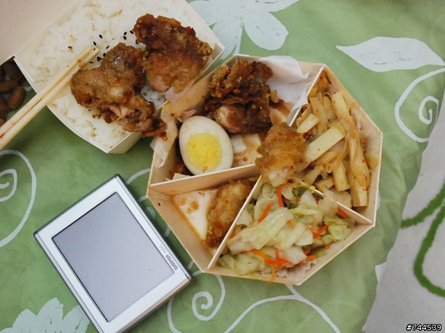 哈)))))) 飯!! 買了100元的便當,和著眼淚吃下去~