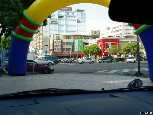 小凹交車前看車..