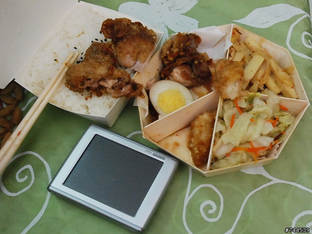 哈)))))) 飯!! 買了100元的便當,和著眼淚吃下去~