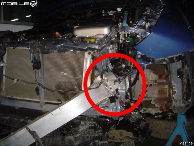 Prius 油電車在宜蘭太平山上撞山壁.