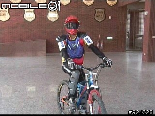 手臂插著鋼釘的男人....