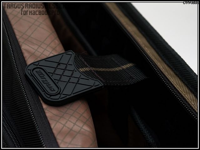 [MacBook Pro 新家] Targus Radius Messenger 質量兼修的電腦側背包