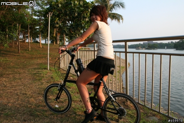 非常不專業開箱文 - iHOME單車戶外防水+防震多功能iPOD喇叭~感謝辣妹友人協助拍攝!!