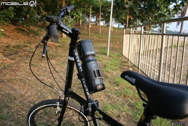 非常不專業開箱文 - iHOME單車戶外防水+防震多功能iPOD喇叭~感謝辣妹友人協助拍攝!!