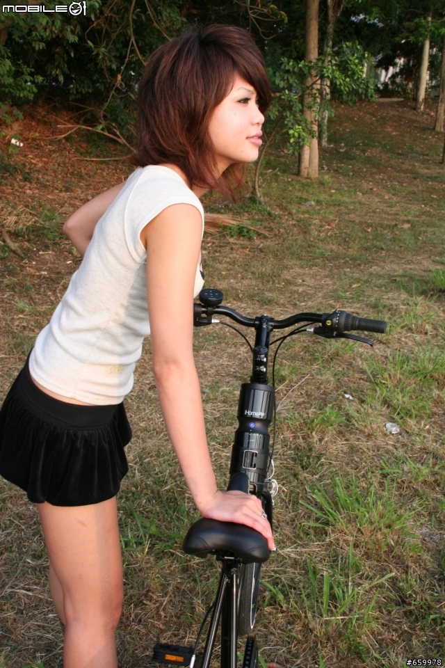 非常不專業開箱文 - iHOME單車戶外防水+防震多功能iPOD喇叭~感謝辣妹友人協助拍攝!!