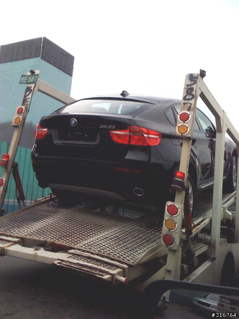 台北縣五股發現全新BMW X6~