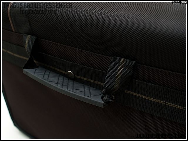 [MacBook Pro 新家] Targus Radius Messenger 質量兼修的電腦側背包