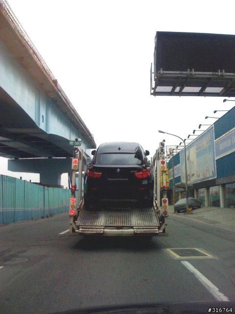 台北縣五股發現全新BMW X6~