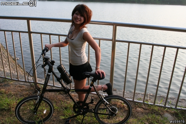 非常不專業開箱文 - iHOME單車戶外防水+防震多功能iPOD喇叭~感謝辣妹友人協助拍攝!!