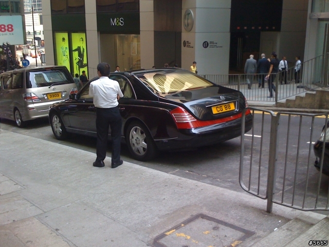 香港巧遇三千萬的Maybach