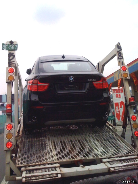 台北縣五股發現全新BMW X6~