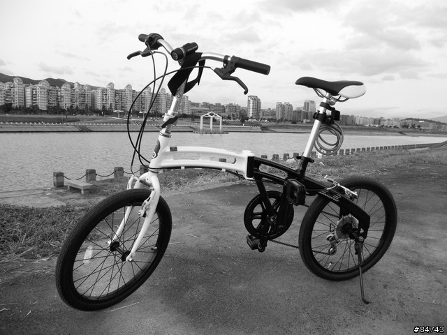 [開箱嘍]時尚黑白低調 Doppelganger 202 小折車(新增握把,碼表,檔泥板)