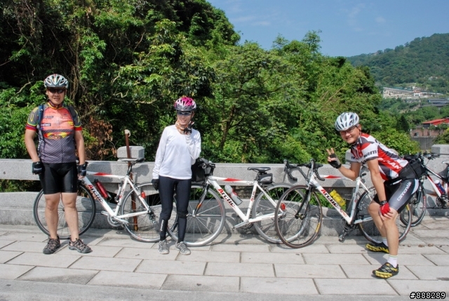 很高興~今天在"楓林橋"遇見跟我一模一樣Arctic車架的公路車!!