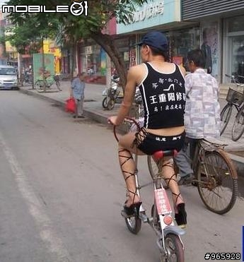 雖然單車很熱門.但騎單車請不要穿高跟鞋(剛吃飽及厭食症勿入)