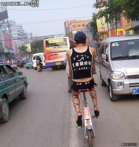 雖然單車很熱門.但騎單車請不要穿高跟鞋(剛吃飽及厭食症勿入)