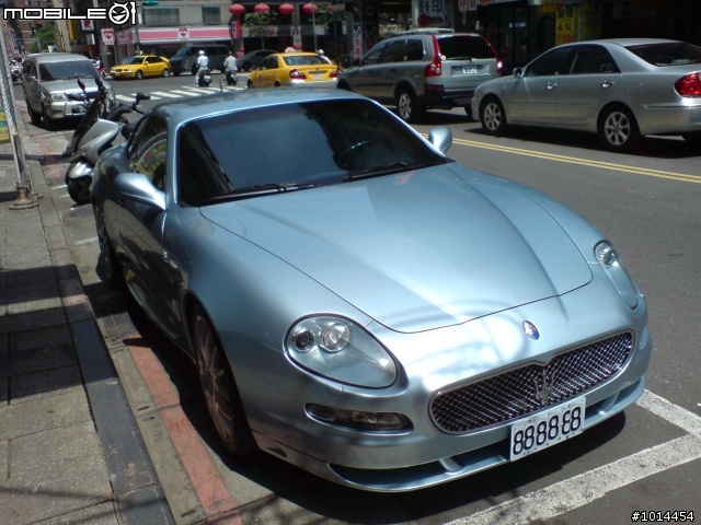 台北街頭遇到稀有的MASERATI Coupe GT