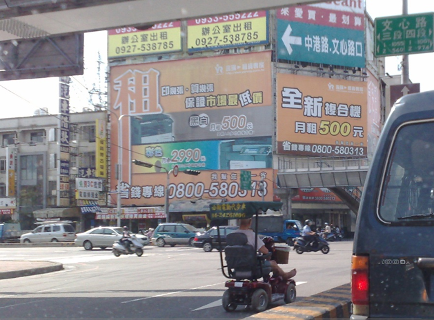 阿伯...你是怎麼騎車的？！有安全島怎麼還騎到逆向快車道！！